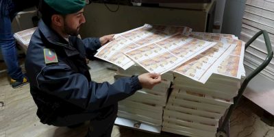 Arrestati in flagranza di reato 4 truffatori ch...