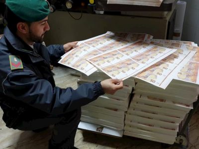 Arrestati in flagranza di reato 4 truffatori che stampavano banconote false