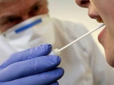 Covid, Speranza dà il via alla sperimentazione: “Tamponi rapidi in farmacia”