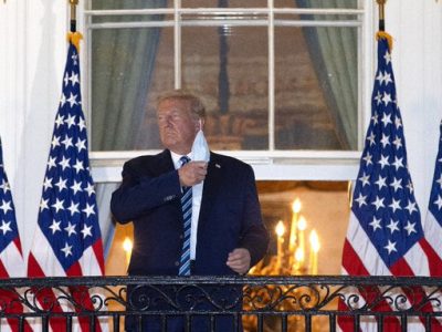 Trump torna alla Casa bianca e toglie subito la mascherina