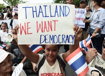 Thailandia, proseguono le proteste contro il governo sfidando le restrizioni