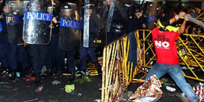 Thailandia, i manifestanti assediano la sede de...