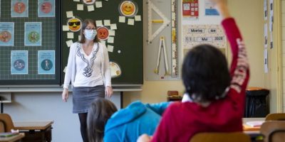 Da domani rientrano in classe 719 mila studenti...