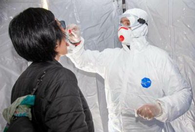 Torna a scendere il rapporto tra positivi e tamponi: il dato è ora al 14,6%,