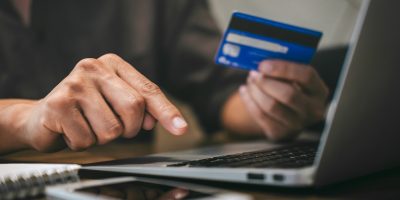 Truffavano utenti attraverso internet spacciand...