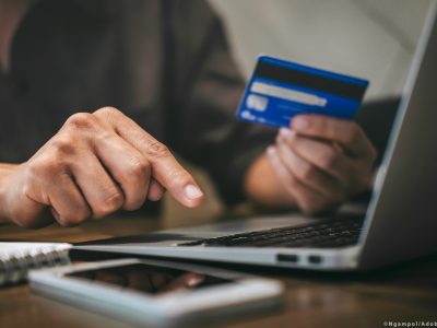 Truffavano utenti attraverso internet spacciandosi per operatori postali