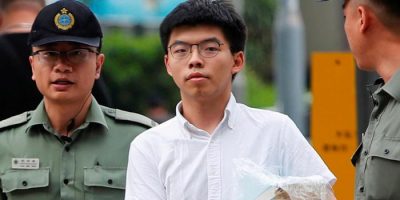 Hong Kong, Joshua Wong ha annunciato che si dic...