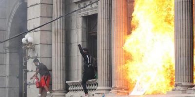 Manifestanti irrompono nel Parlamento del Guate...