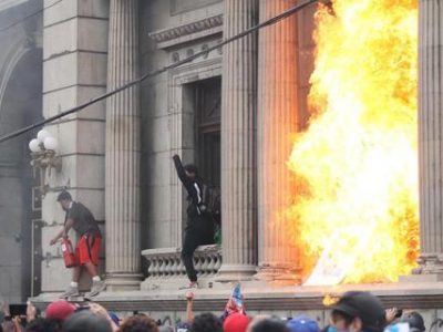 Manifestanti irrompono nel Parlamento del Guatemala dopo il sì al bilancio 2021