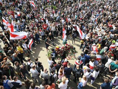 Una folla numerosa ai funerali dell’oppositore ucciso in Bielorussia