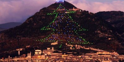 A Gubbio si riaccende l’albero di Natale ...