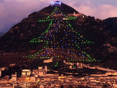 A Gubbio si riaccende l’albero di Natale più grande del mondo