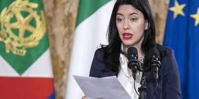 Il ministro Azzolina tuona contro shopping nata...