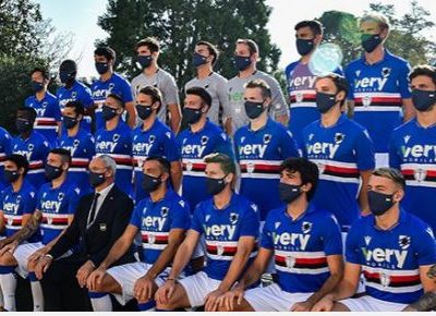 Uno scatto simbolo dei giocatori della Samp con la mascherina