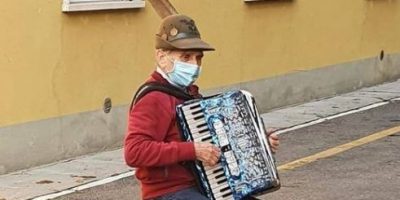 Alpino fa la serenata alla moglie ricoverata: i...