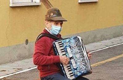 Alpino fa la serenata alla moglie ricoverata: il video diventa virale