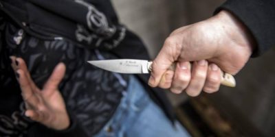 Tenta di uccidere moglie e suocera a coltellate...