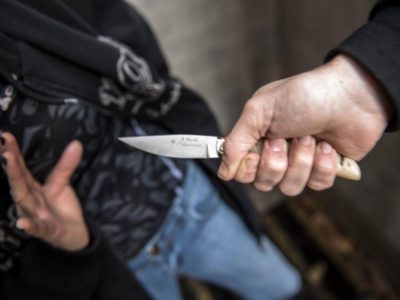 Tenta di uccidere moglie e suocera a coltellate, le donne sono in gravi condizioni