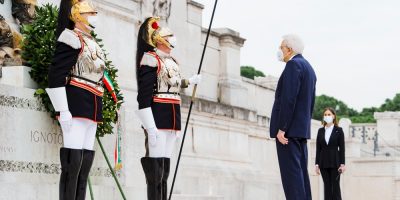 Mattarella nella Giornata delle Forze Armate: &...