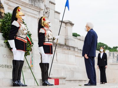 Mattarella nella Giornata delle Forze Armate: “Insieme supereremo questi giorni difficili&#...