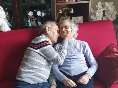 Addio a Carla Sacchi, la moglie dell’alpino che aveva fatto una serenata fuori dall’o...