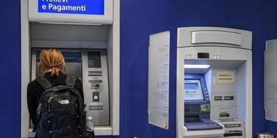 Svuotavano i conti correnti dopo avere rubato l...