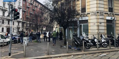 Rapina in banca a Milano: rapinatori scappati d...