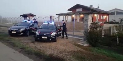 Tragedia a Carignano: spara a moglie, figli e c...
