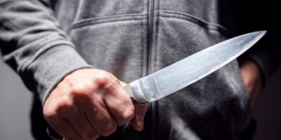 Ucciso a coltellate per strada da un coetaneo e...