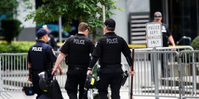 Licenziati due degli agenti coinvolti nell̵...