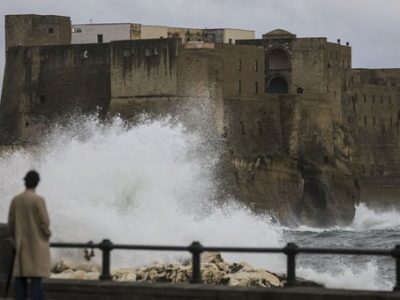 A Napoli scuole, impianti sportivi all’aperto e parchi chiusi a causa maltempo