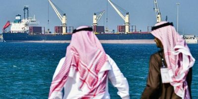 Petroliera saudita colpita da una imbarcazione-...
