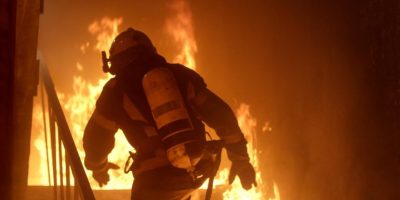 In fiamme un residence a Rimini, una donna rima...