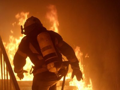 In fiamme un residence a Rimini, una donna rimane vittima, alcuni ustionati