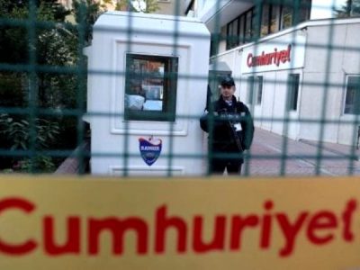 Turchia, condannato il giornalista Can Dundar a più di 27 anni di carcere