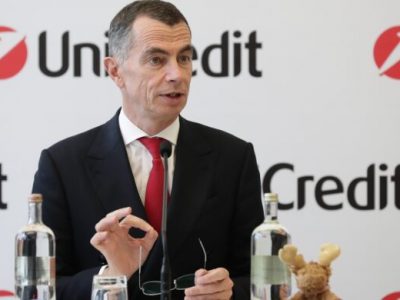 Mustier lascia Unicredit che brucia un miliardo in Borsa e si ventila unione con Mps