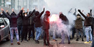 Calcio, Toro: contestazione, fumogeni e cori co...