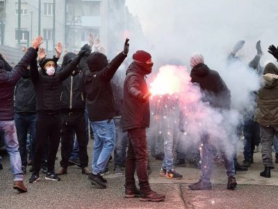 Calcio, Toro: contestazione, fumogeni e cori contro Cairo davanti al Filadelfia