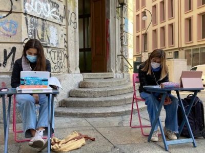 Anita e Lisa scrivono a Babbo Natale: “Come regalo rendici la scuola di prima”