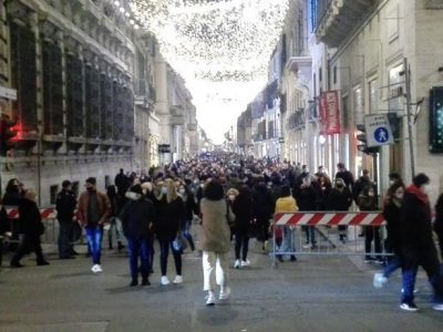 Covid, il governo valuta nuove misure più rigide nei giorni festivi