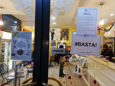 L’esasperazione in un cartello di protesta contro chiusure improvvisate e caos normativo