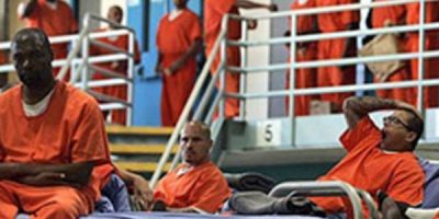 Trump concede la grazia, o la commutazione dell...