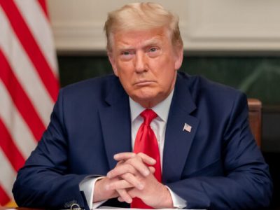Trump ha firmato un piano di 900 miliardi di dollari per aiuti a famiglie ed imprese