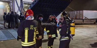 Incendio a bordo di un traghetto Tirrenia in na...