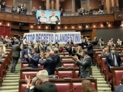 “Stop decreto clandestini”, striscione esposto alla Camera dalla Lega