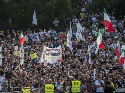 I 5 stelle sono ormai una porta girevole, in 4 lasciano il gruppo al Parlamento europeo
