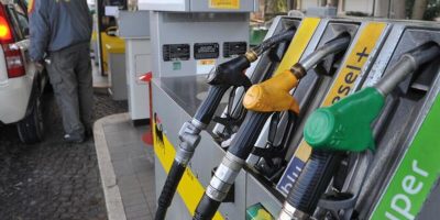 Il prezzo del barile crolla e cala ancora il costo di benzina e diesel in Italia