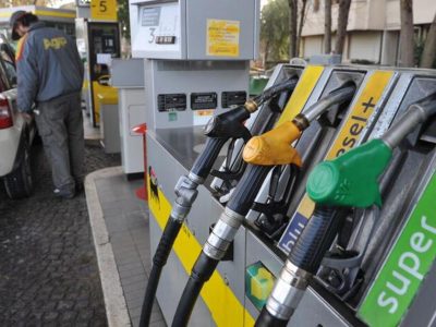 Il prezzo del barile crolla e cala ancora il costo di benzina e diesel in Italia