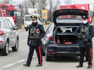 Torino chiude le vie del centro per “evitare ingorghi e assembramenti”