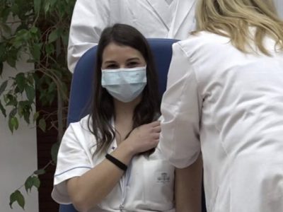 La spettacolarizzazione del vaccino è un bene o un male per l’Italia?